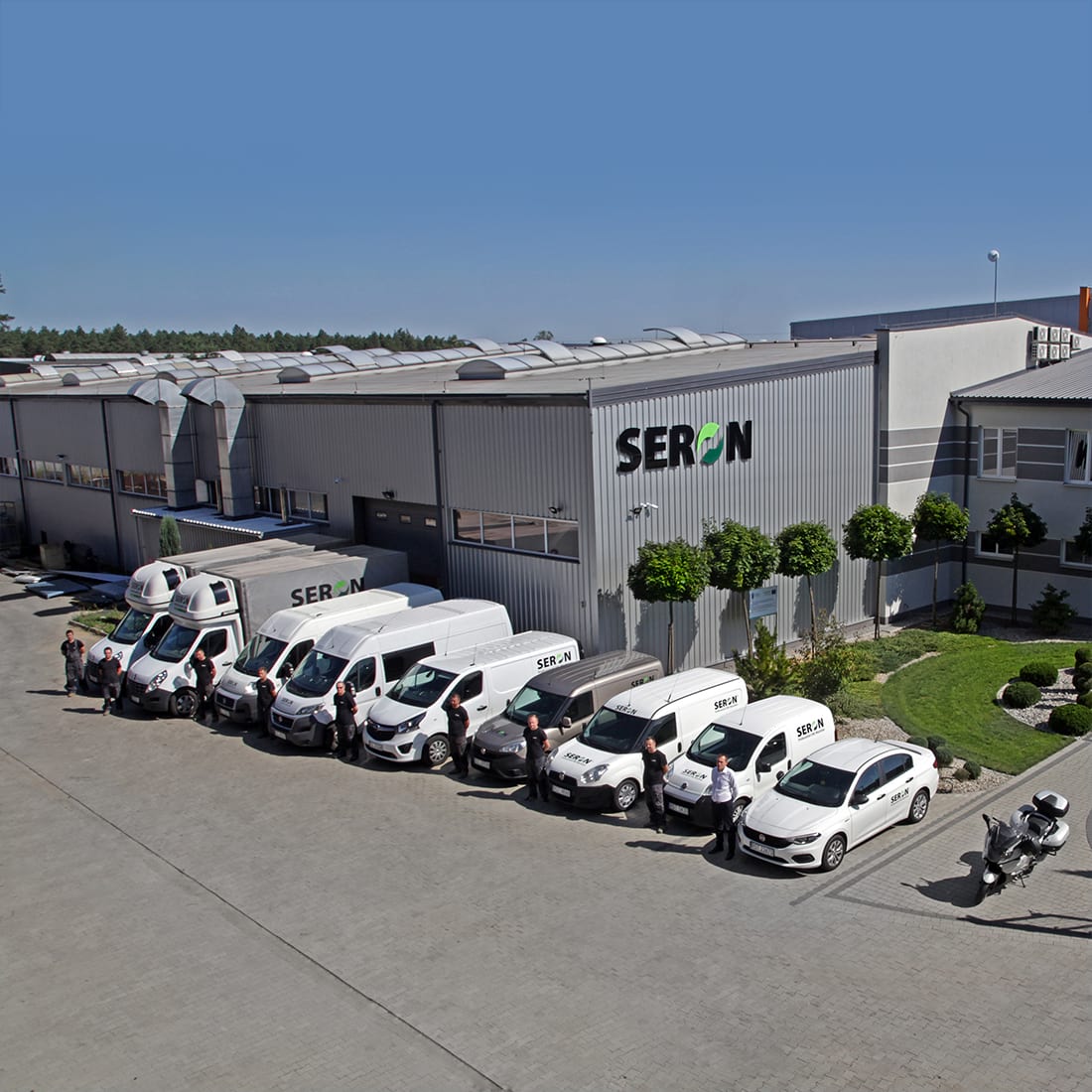 SERON serviso komanda ir serviso automobiliai